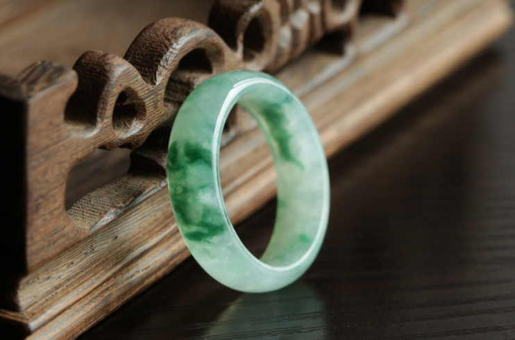 翡翠|翡翠饰品的价值很高，主要就是因为它的精美，以及材质的稀缺