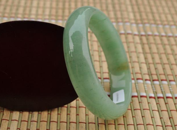 邮票|哪些是中等翡翠手镯？价格有什么衡量区间吗？行家来教你了解