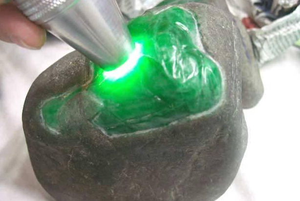 翡翠|翡翠可以说是一生都是宝贝，没有一丁点儿的废料，边角料都有作用