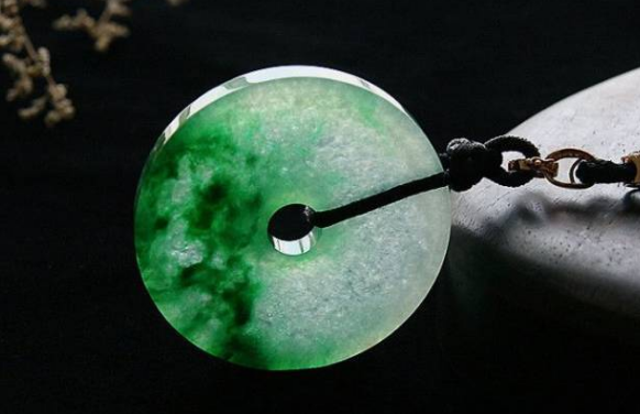 翡翠|干扰到翡翠颜色的因素,颜色对翡翠重要吗?颜色和翡翠的关联