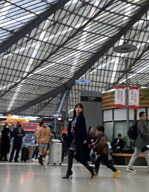 张嘉倪|张嘉倪不受婚变影响!车站拍戏被偶遇,穿着干练清冷搞事业