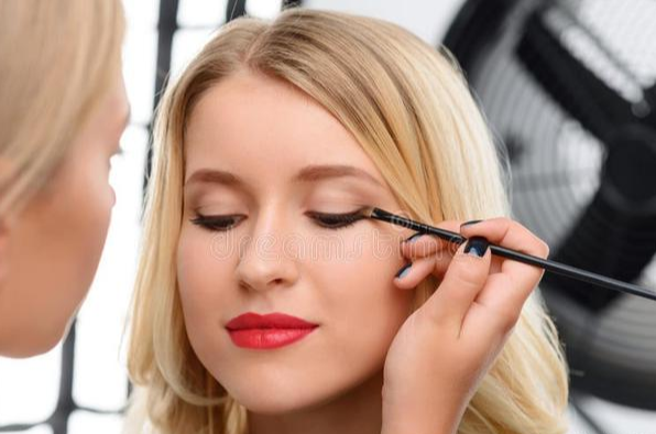 眼妆 女人再懒也要学会画眼妆，教你画眼妆的四个步骤，效果快还好看