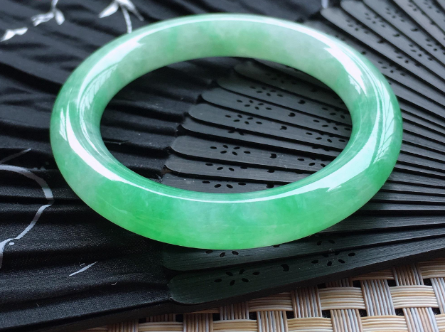 |世上没有完美无暇的翡翠，有瑕疵的才是真货，假货才会完美无瑕