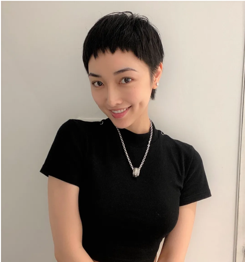 连衣裙 最美女发有哪些?全头烫波波头燕尾发,还有特色刘海短发.