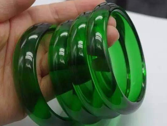 翡翠手镯|小伙在喝完酒之后，用啤酒瓶子磨出一个手镯，有人说是玻璃种翡翠