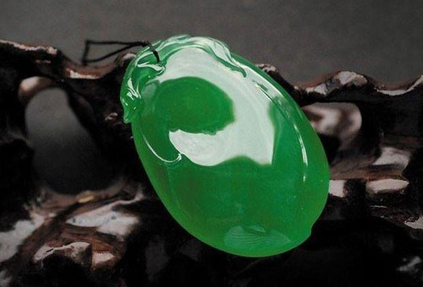 翡翠|翡翠拥有丰富的颜色，并且颜色的变化比较多，要进行仔细的分辨