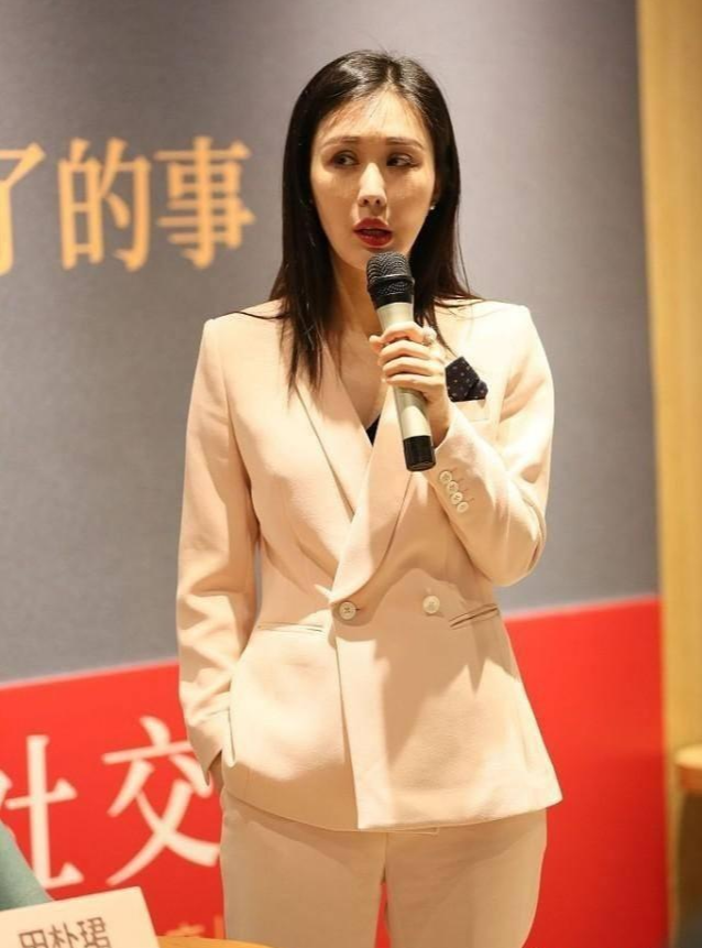 田朴珺|王石老来得女,一岁多的女儿乖巧,长大后肯定像妈妈一样是个美人