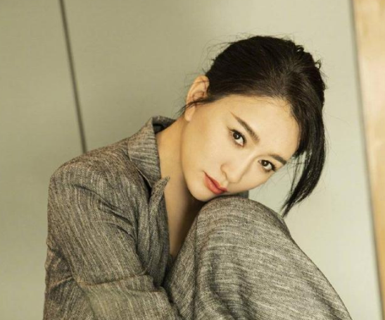 李小冉|爱笑的李小冉，光鲜亮丽的背后，有着一段不为人知的心酸故事