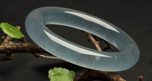 翡翠手镯|金银手镯难保养吗？了解完翡翠手镯之后，原来翡翠手镯最难保养