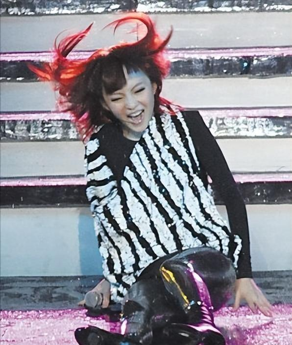 假摔|假摔，衣服滑落，红毯钉子户：明星走红毯尴尬瞬间，既搞笑又心酸