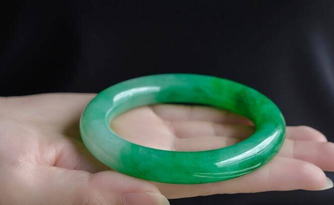 翡翠手镯|翡翠手镯选对类型很重要,手镯的类型不同,适合的人群也不一样