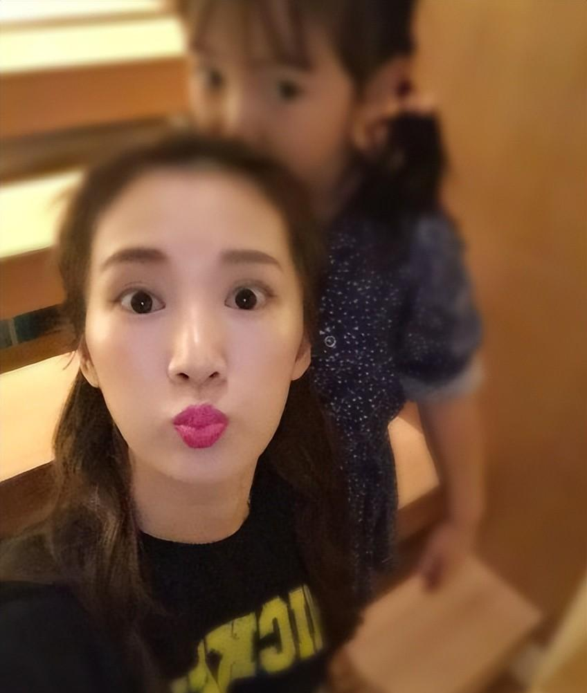 李念|李念和51岁富豪老公罕见合照，生俩娃脸还嫩得像少女，笑靥如花