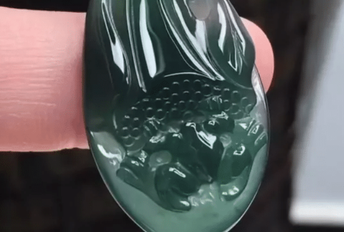 翡翠|美味可口的莲蓬，雕刻在翡翠身上之后，还有着极好的寓意