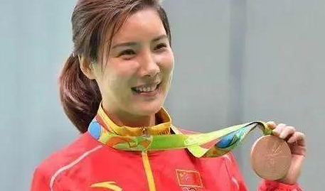 北京奥运会上,26岁的杜丽对22岁的师弟庞伟说:“你向我求婚吧!”