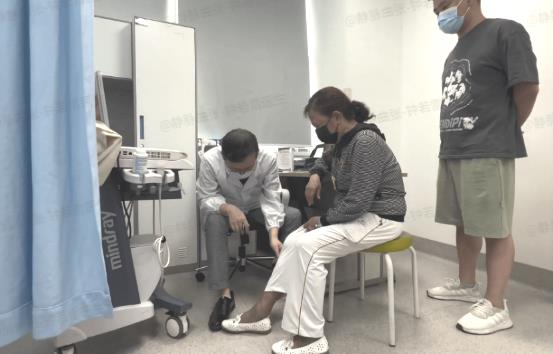 大脑|【静脉曲张案例9】老年人静脉曲张血管发黑,儿子不忍放弃带母求医