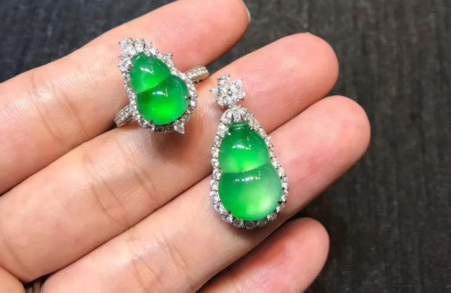 翡翠|一颗蛋面几厘米？看似不起眼的小物件，收藏价值却极高