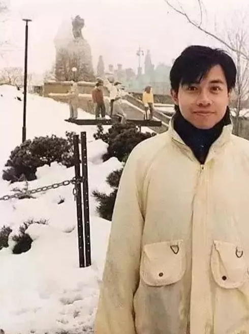 蔡康永|蔡康永，60岁发福显老态，相伴22年男朋友照片，身材魁梧很帅气