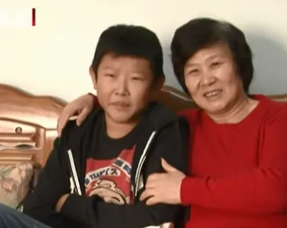 侯祥|“不老明星”侯祥，9岁不再发育，20年一直演儿子，与娇妻合照像母子