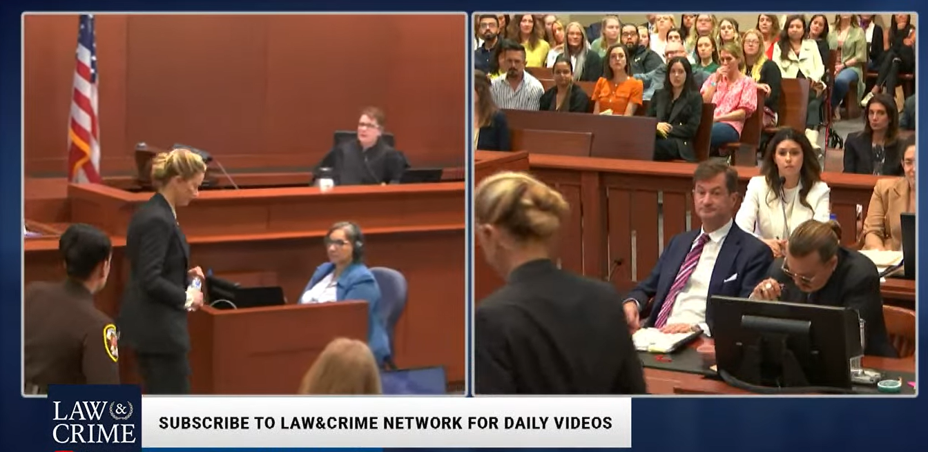 律师|被打脸后艾梅柏气到冲出法庭，无视法官画面曝光，还与自家律师对骂