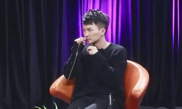 周深|从医学生成长为当红歌手,被那英淘汰的周深,却在比赛中将她击败