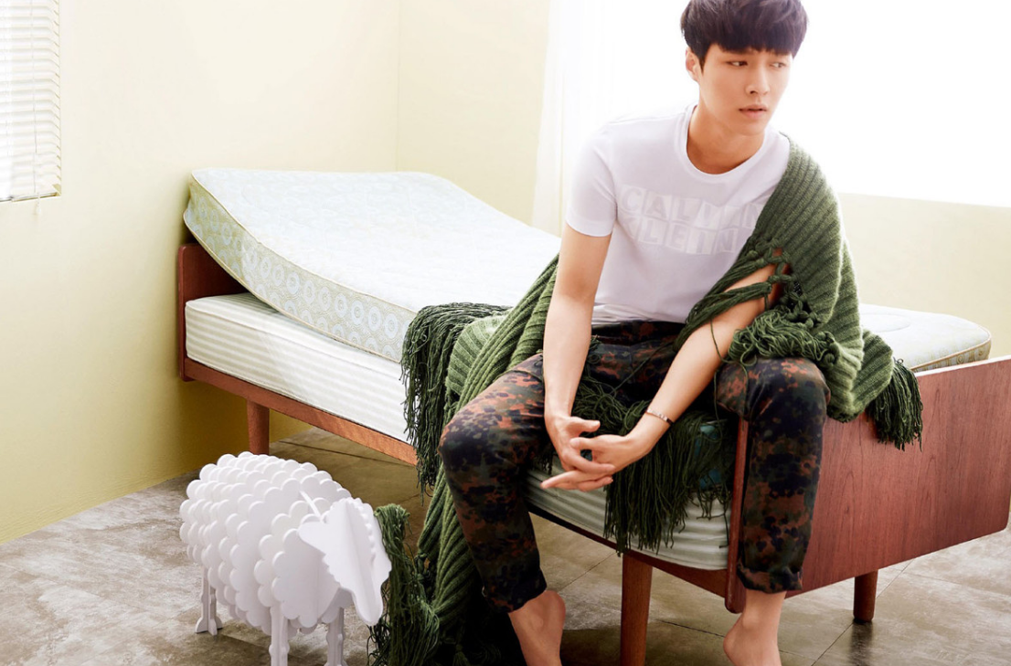 张艺兴|张艺兴的嗓音硬条件很一般，属于放在大众里，都可以被秒杀的程度