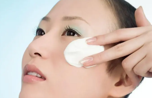 化妆水 化妆棉的使用