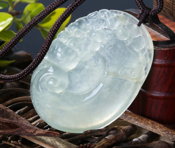 翡翠|翡翠拥有很多的种类，其中有一个水种，它和玻璃种不相上下