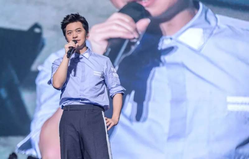 李健|王菲是李健的伯乐，用一曲传奇捧红了李健却给自己找了一堆债务！