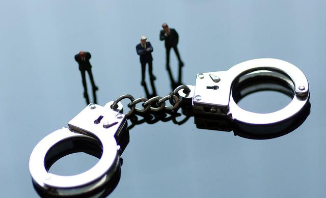 江西惨烈事故:超载货车下坡时失控撞山!一乘客被甩出车外身亡