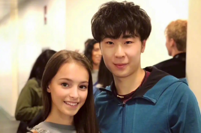 杭州亚运会|神仙友谊！金博洋送千金冰墩墩+帽子，千金：一直喜欢和关注他