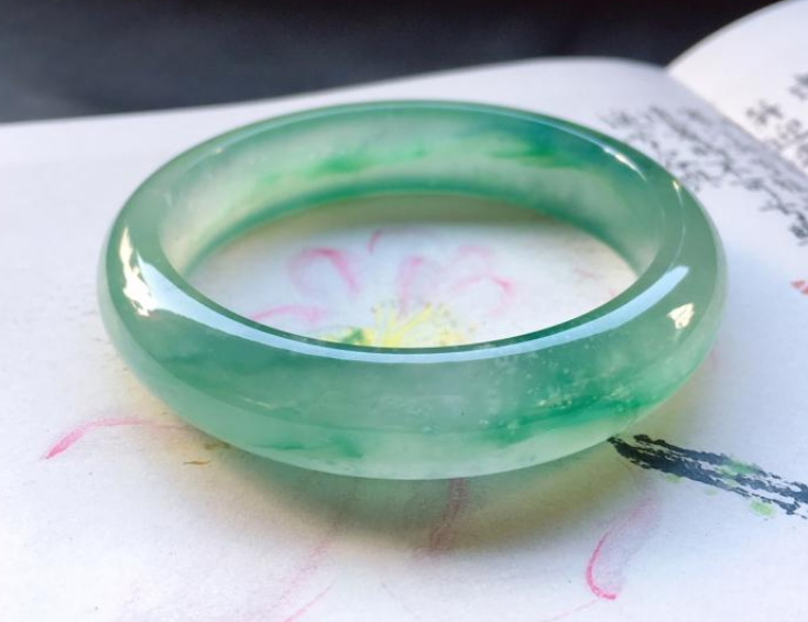 翡翠手镯|是买翡翠手镯更有价值,还是买挂件性价比更高,还要看自己的预算