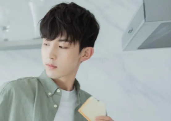 郭俊辰|长相阳光帅气的郭俊辰，刚出道就有自己的工作室，真是太了不起了