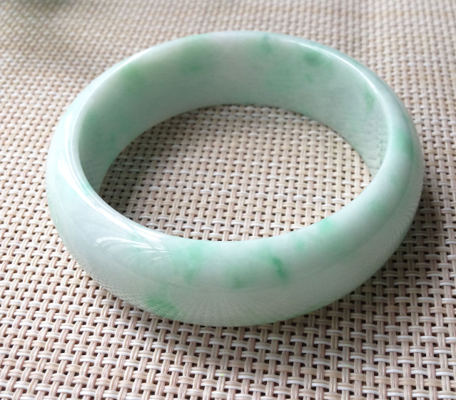 翡翠手镯|翡翠手镯色彩缤纷，每一个品种表现都不同，他们的价值也都不同