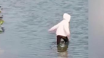 男子为了增加食欲,将大量金钱投入到美女身上