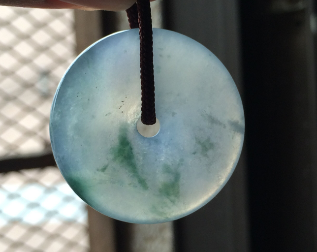 你知道珠宝柜台为什么放杯水吗?其实它的作用很大,不要小看它