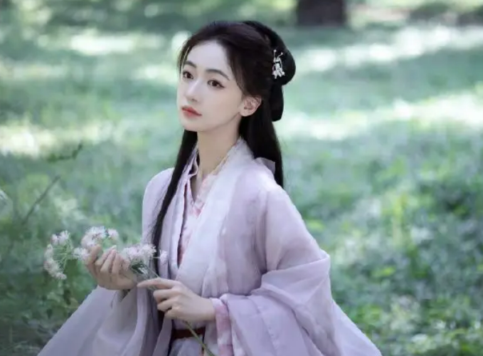 吴谨言|长得越胖,效果越好?一年多没拍戏的吴谨言晒古风照引热议