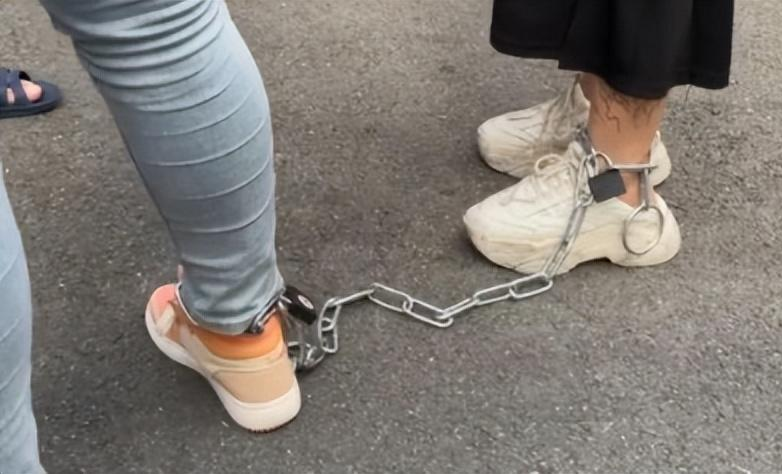 “姐妹生死局”!?两女子脖子被铁链锁一起,钥匙扔厕所,背后原因竟是一男子!