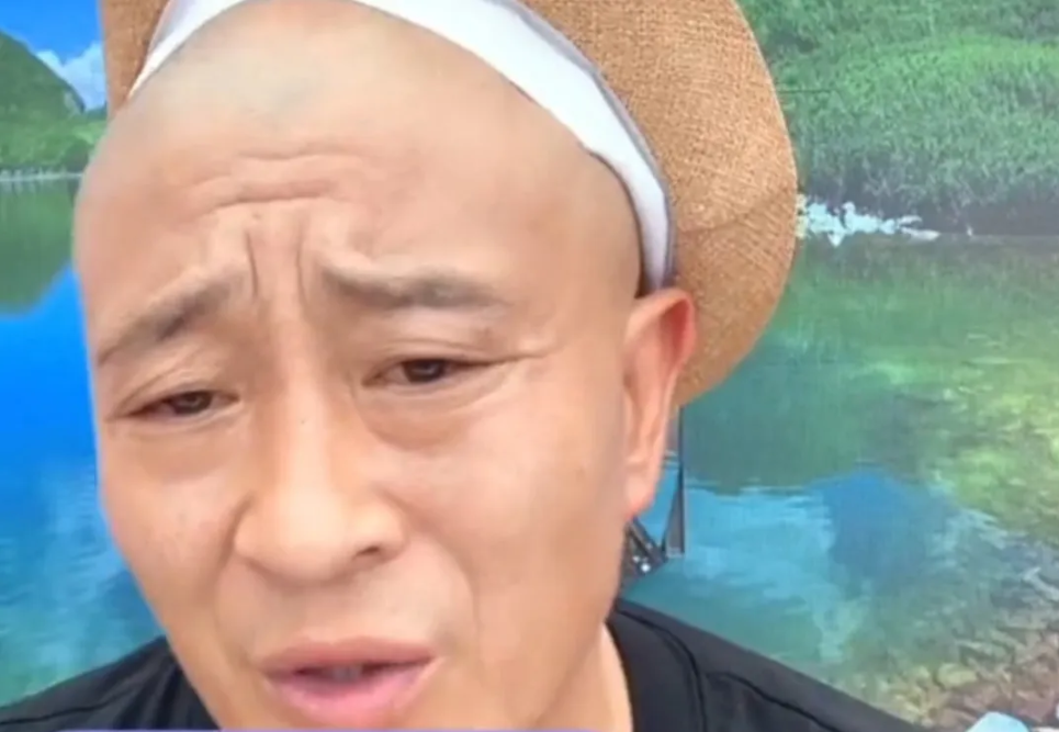 赵四|二人转演员尼古拉斯赵四发视频吐槽，昨晚在沈阳烧烤店被人用瓶子砸破了头！