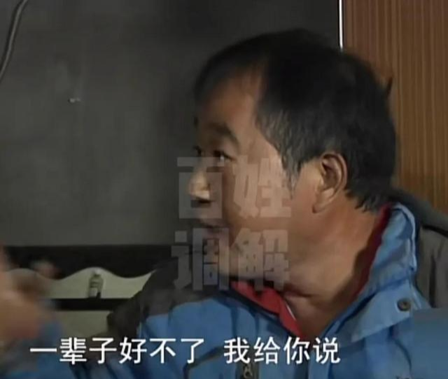 妻子记恨丈夫照顾婆婆三年不回家，拿刀将丈夫赶出门