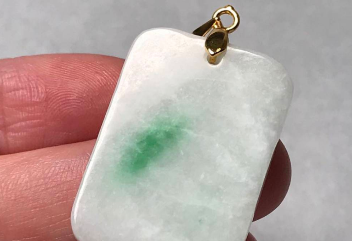 钱币|表面无花纹与雕刻,不做多余装饰,翡翠无事牌有着怎样的意义?