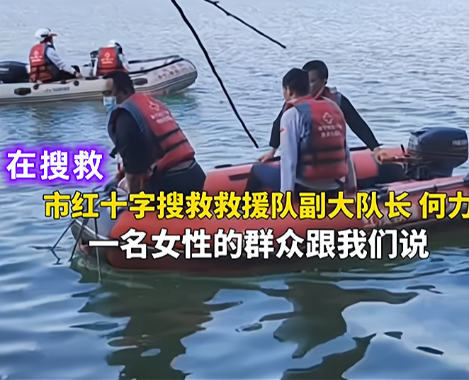 一名女子在江边练电三轮车,连人带车冲进水里