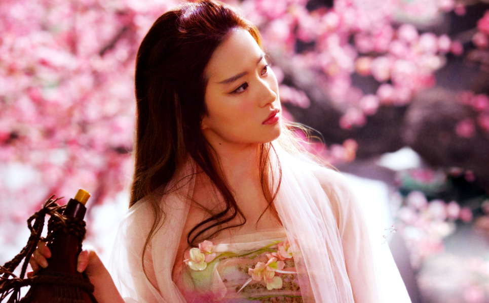 刘亦菲|刘亦菲是千金,戏里戏外都一样高贵,拍戏母亲全程陪护,网友:有必要吗?