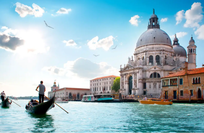|意大利，有着优越的地理位置和旅游条件，是世界闻名的旅游大国