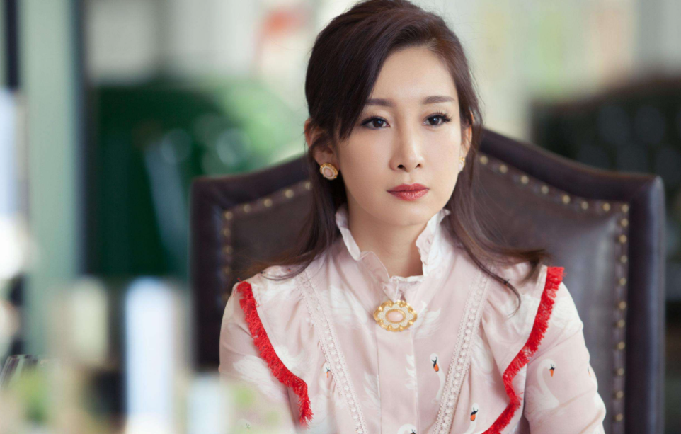 迪丽热巴|秦海璐拍戏拍到一半，导演因没钱想放弃，她出资赞助剧组完成拍摄，称这都是小钱