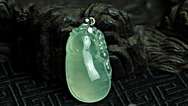 雕刻|雕刻者与翡翠之间的故事，赋予饰品本身意义，造就这个形象