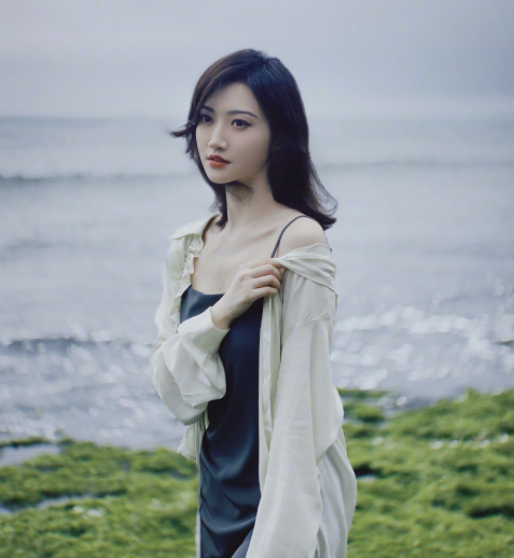 景甜|景甜走红毯旧照被网友晒出，网友反映气质差别很大，引起大家猜测