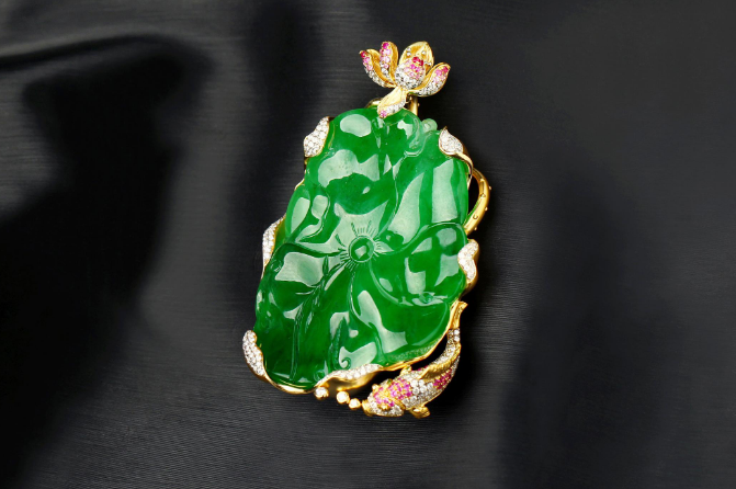 翡翠|那些镶嵌款的翡翠首饰,之所以选用K金,是因为它的优势多