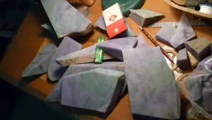 翡翠|6人共同出资40万，入手一块翡翠原石，切开以后胆战心惊！