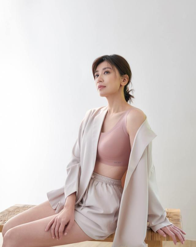 江疏影|47岁贾静雯身材容貌依旧无可挑剔！