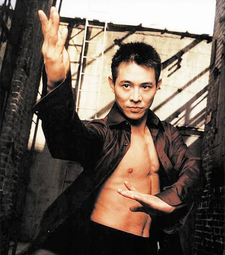 李连杰|59岁李连杰近状罕见曝光!国外养病效果显著,精神抖擞摆脱苍老之态